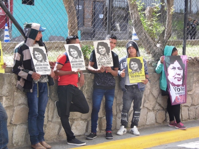 Integrantes del COPINH en las afueras del Tribunal de Sentencia, mientras se desarrolla la audiencia de proposición de pruebas
