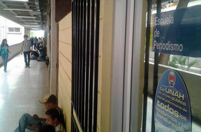 Mientras afuera las amenazas y la impunidad acechan: Escuela de Periodismo forma mano de obra barata y profesionales no críticos a los gobiernos