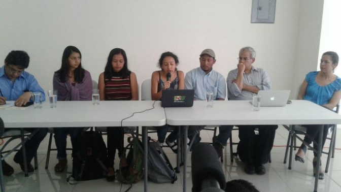  Integrantes de mesa. Victor Fernandez MADJ, Laura, Olivia y Bertha Zuniga Cáceres, Tomas Gomez Membreño COPINH, Oscar Castro (Hermano de Gustavo Castro) y Marcia Aguiluz CEJIL.