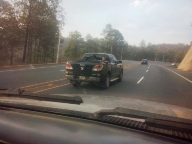 Con este carro militar intentaron sacar de la carretera al auto donde la dirigencia del COPINH se trasladaba a la capital a demandar justicia por Bertha Cáceres