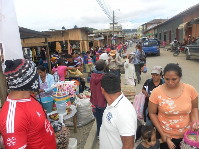 Gobierno local aplica medidas racistas y represivas contra vendedores y vendedoras indígenas