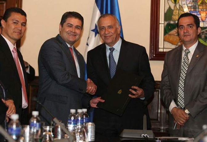 El mandatario Juan Orlando Hernández envió una propuesta de reformas penales al Congreso Nacional para que le aprueben al pie de la letra un paquete que pretende criminalizar  la protesta social . En un año electoral y de pretensiones reeleccionistas del jefe del Ejecutivo resultan peligrosas para los derechos humanos según lo han denunciado organizaciones de sociedad civil