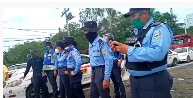 Dos periodistas y un camarógrafo resultaron agredidos por antes policiales cuando cubrían la entrega de un donativo a personal de salud