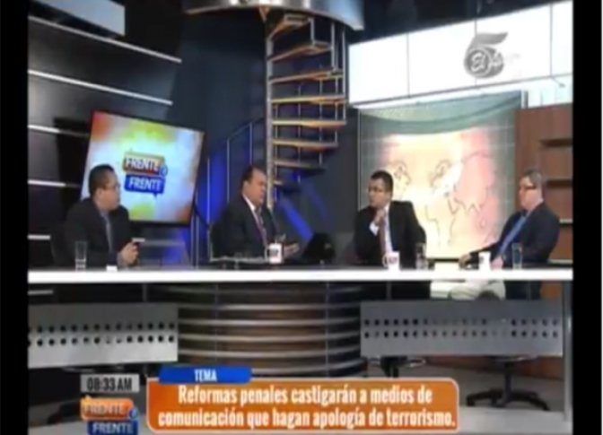 De izquierda a derecha: Dagoberto Rodríguez, presidente del CPH, Renato Álvarez, conductor Frente a Frente , Eduin Romero, presidente del Tribunal de Honor del CPH. y Miguel Cálix, analista.