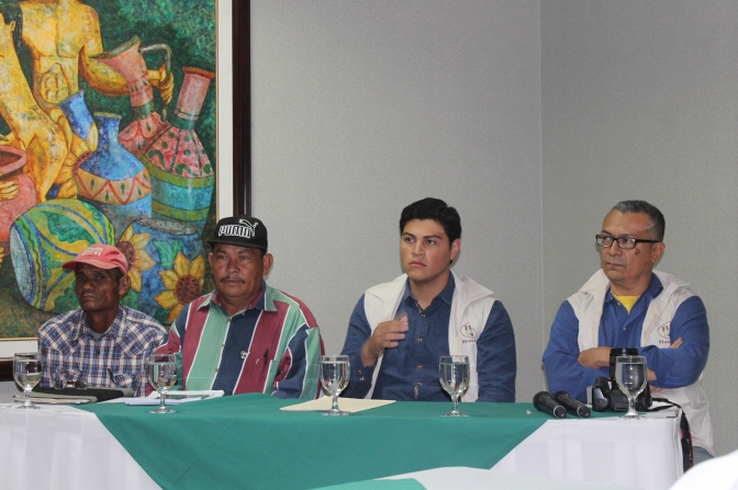 De Izquierda a derecha: Eugenio Chavarría (comunidad &quot;El palomar&quot;), Miguel Ángel Sánchez (Comunidad &quot;La montañuela&quot;, Marlon Ochoa Director Ejecutivo y Esteban Melendez presidente de Junta Directiva FIAN-HONDURAS.