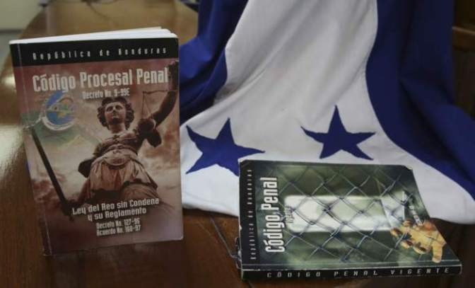Partidos tradicionales se hacen un nudo y aprueban   artículos de Código Penal para reducir penas a delitos por corrupción