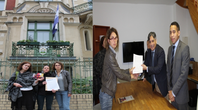 En la foto el embajador del Honduras en Belín,  Ramón Custodio recibe la petición de protección para la comunidad LGTBI hondureña, de activistas alemanes de Honduras Delegación