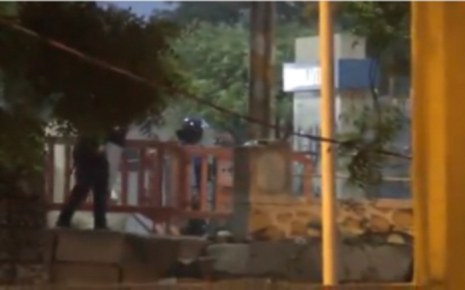 Policías dispararon bala viva, chocaron contra el vehículo de una periodista y golpearon varias personas, mientras en el reporte policial solamente aparecen policías heridos