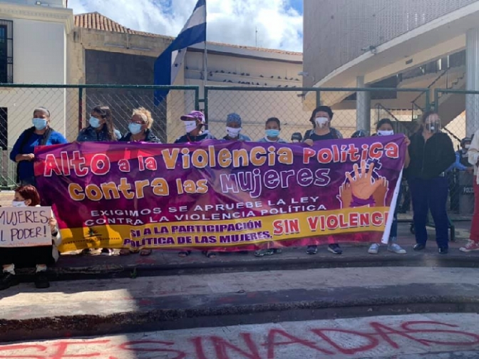 Denuncia Plataforma 25 de Noviembre frente a parlamento: Hay campañas de odio contra mujeres feministas que participan en el proceso electoral