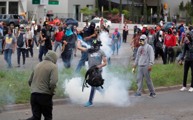 Policía emplea uso excesivo de la fuerza contra manifestantes que demandan salida del presidente de la República