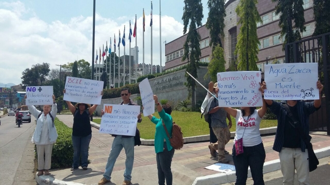 Plantón organizado por la Plataforma del Movimientos Social, exigiendo la suspensión de los fondos para la construcción de la represa Agua Zarca. 