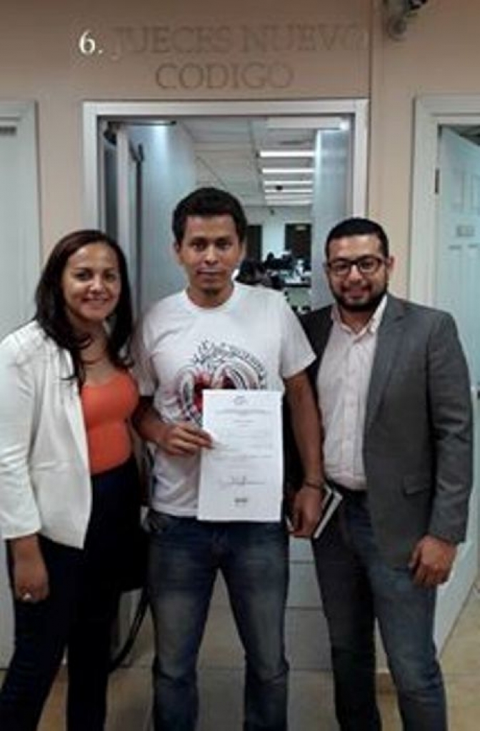 El estudiante Armando Velásquez junto a sus abogados Mario Rojas de C-LIBRE y Kenia Oliva de la Iniciativa Periodismo y Democracia al salir del la audiencia con sobreseimiento definitivo