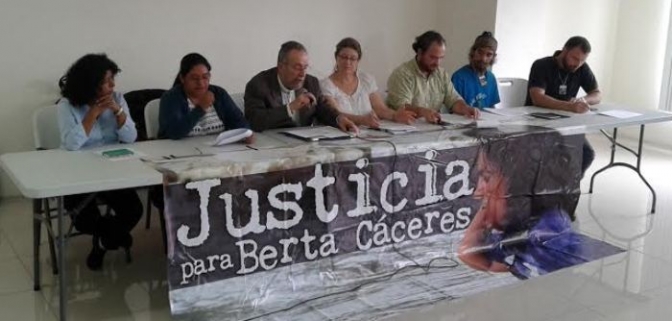 Integran la mesa: Candelaria Ochoa,(Diputada México), Natalia Atz Sunuc (Amigos de la Tierra, Guatenala), Pedro Arrojo (Eurodiputado Podemos, España), Beberly Keen (Jubileo Sur Argentina), Tom Kucharz (Asesor político de PODEMOS en el Parlamento Europeo) y Miguel Crespo (Eurodiputado Epañol).